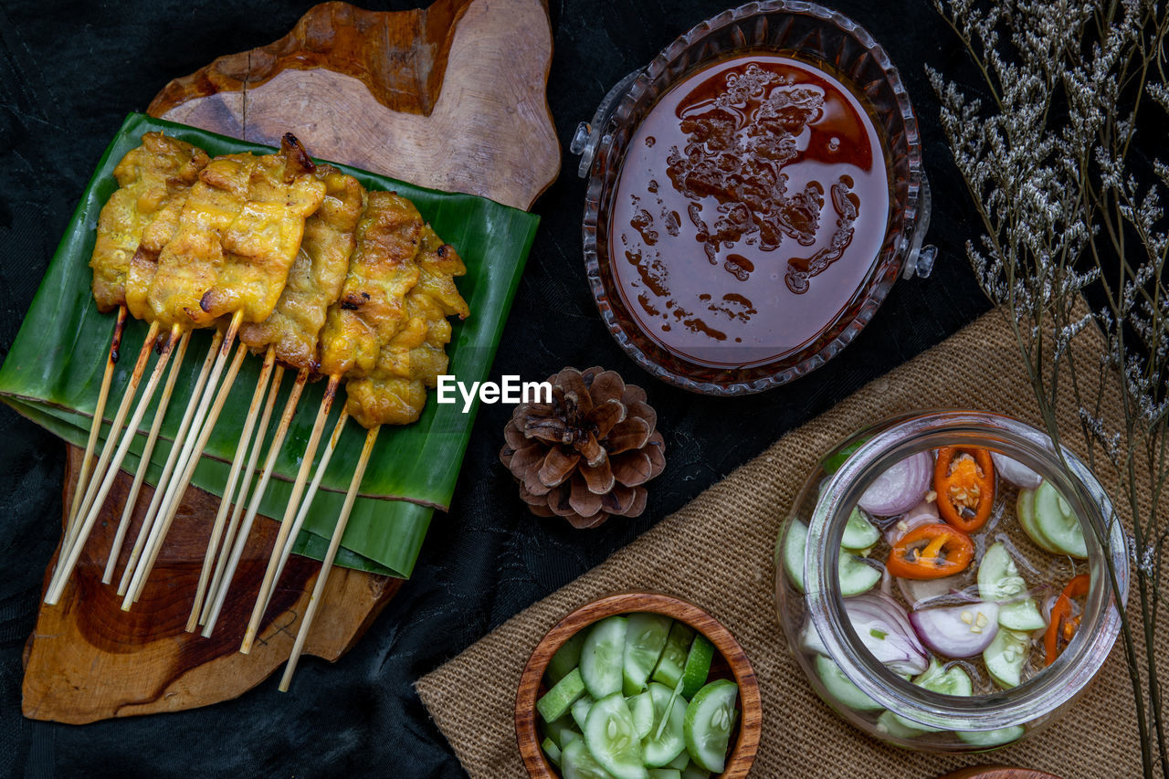 HIGH ANGLE VIEW OF FOOD IN PLATE