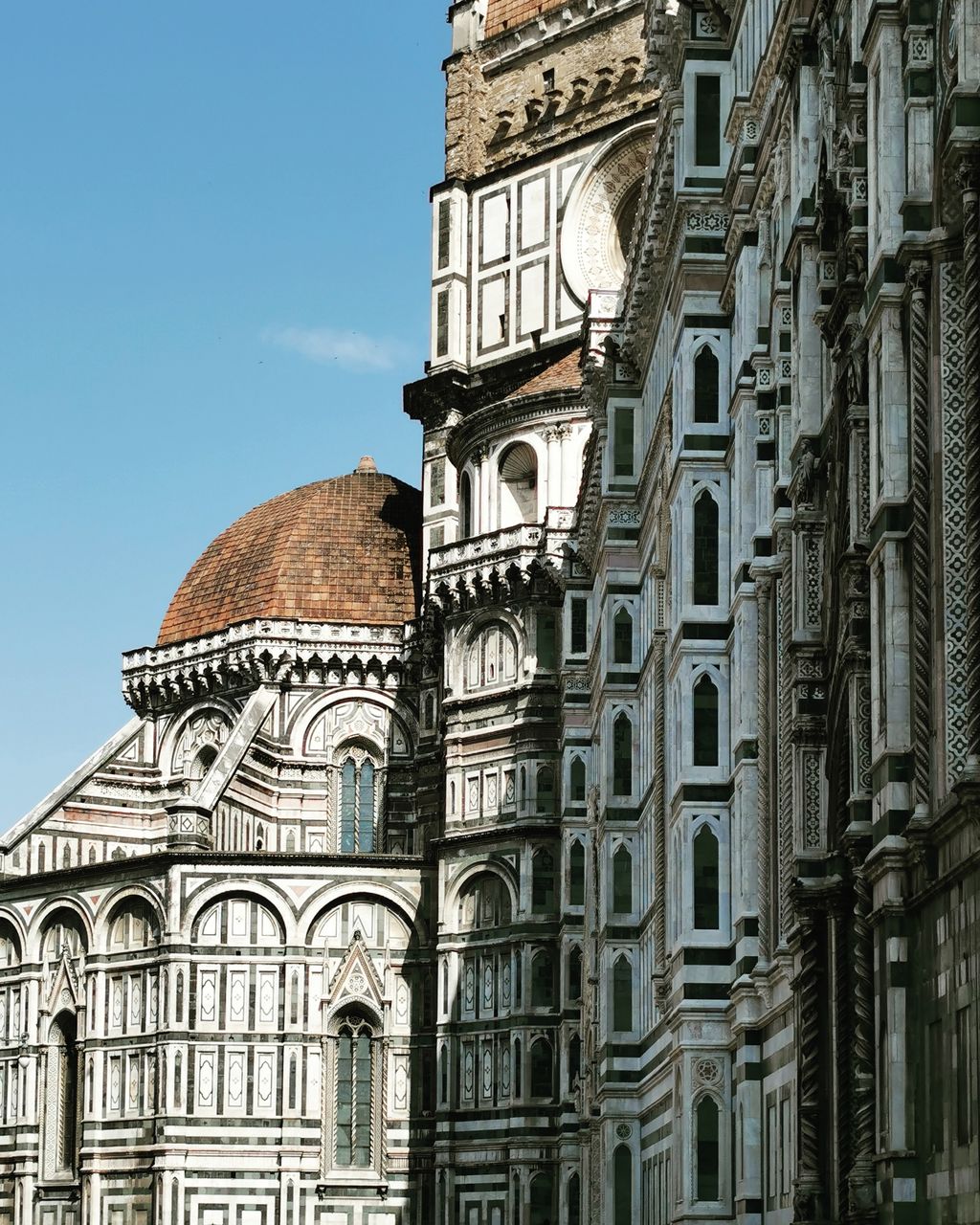 LOW ANGLE VIEW OF BUILDINGS IN CITY