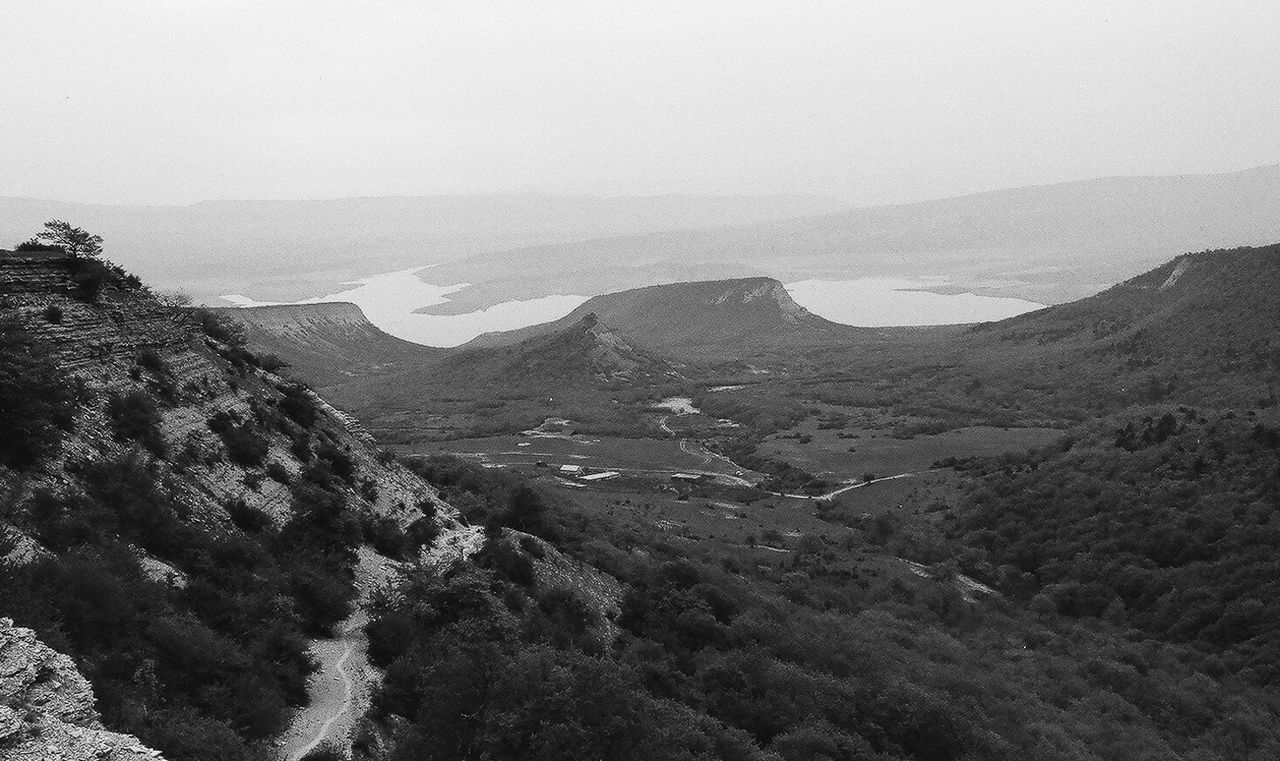 HIGH ANGLE VIEW OF MOUNTAIN RANGE AGAINST SKY