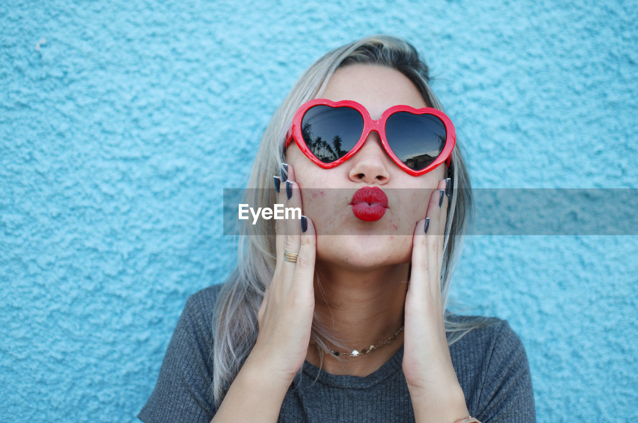 PORTRAIT OF A WOMAN WEARING SUNGLASSES