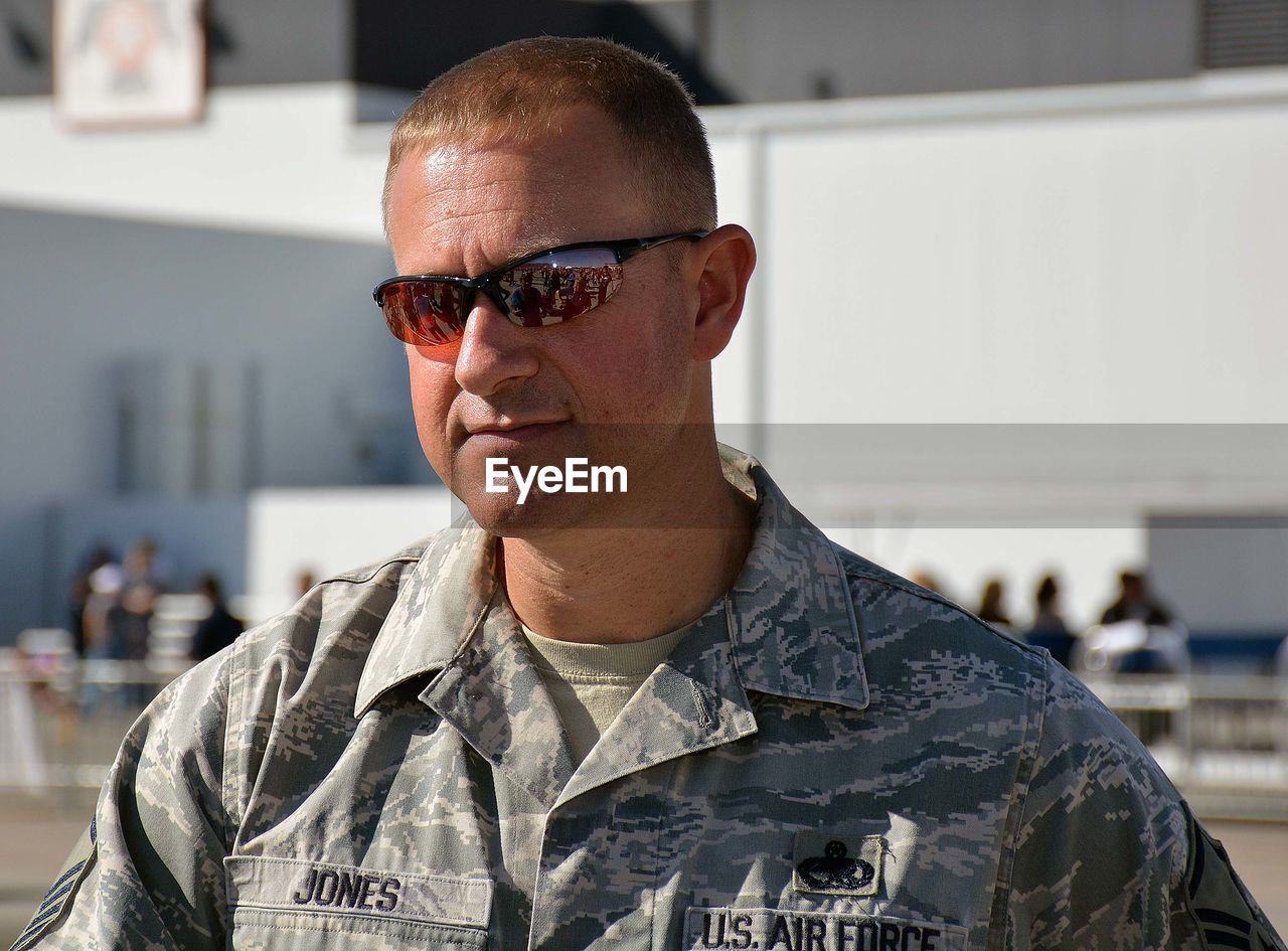 CLOSE-UP OF YOUNG MAN WITH EYEGLASSES