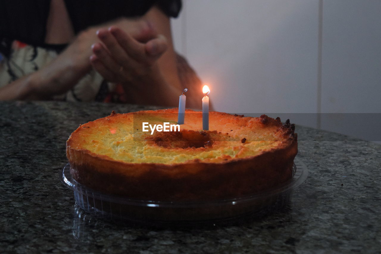 CLOSE-UP OF PERSON PREPARING CAKE