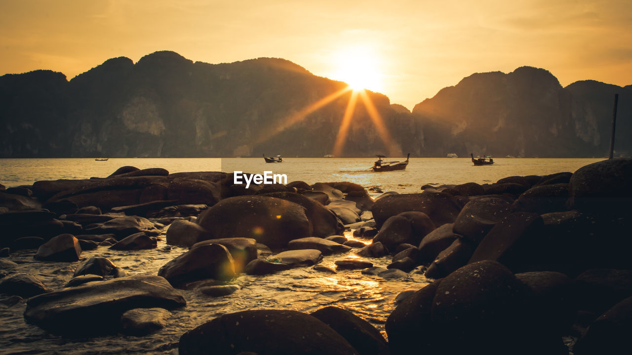 SCENIC VIEW OF SEA AGAINST SUNSET SKY