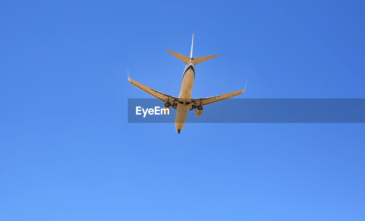 LOW ANGLE VIEW OF AIRPLANE AGAINST CLEAR SKY