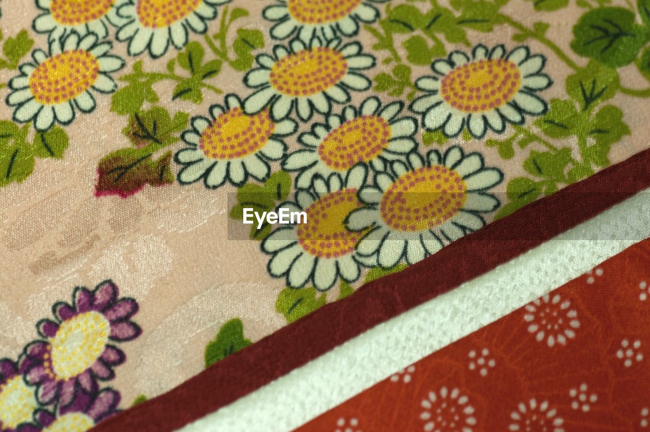 CLOSE-UP VIEW OF MULTI COLORED PATTERN