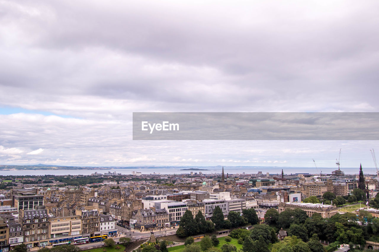 HIGH ANGLE VIEW OF TOWNSCAPE AGAINST SKY IN CITY