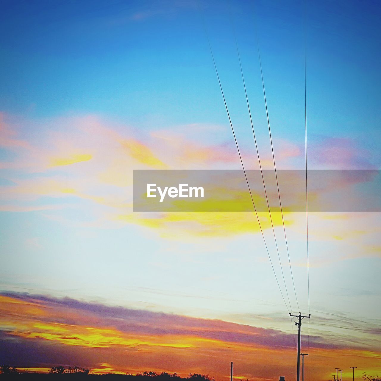 LOW ANGLE VIEW OF WIND TURBINES AGAINST SKY