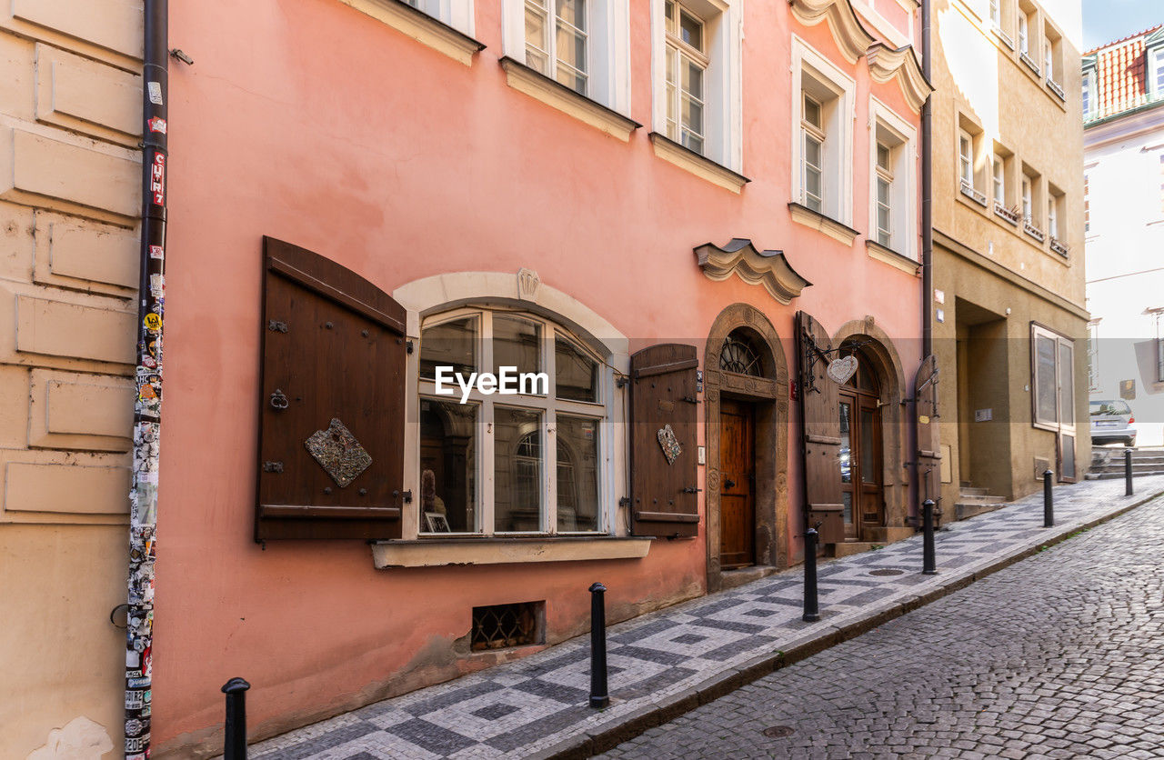 architecture, building exterior, built structure, city, street, town, road, facade, building, neighbourhood, window, residential district, alley, urban area, no people, travel destinations, travel, tourism, history, day, outdoors, downtown, the past, nature, arch, cobblestone, footpath, city street, house, old, door, entrance