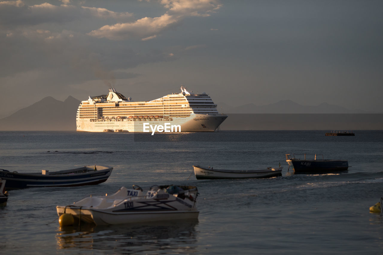 VIEW OF BOATS IN SEA AGAINST SKY