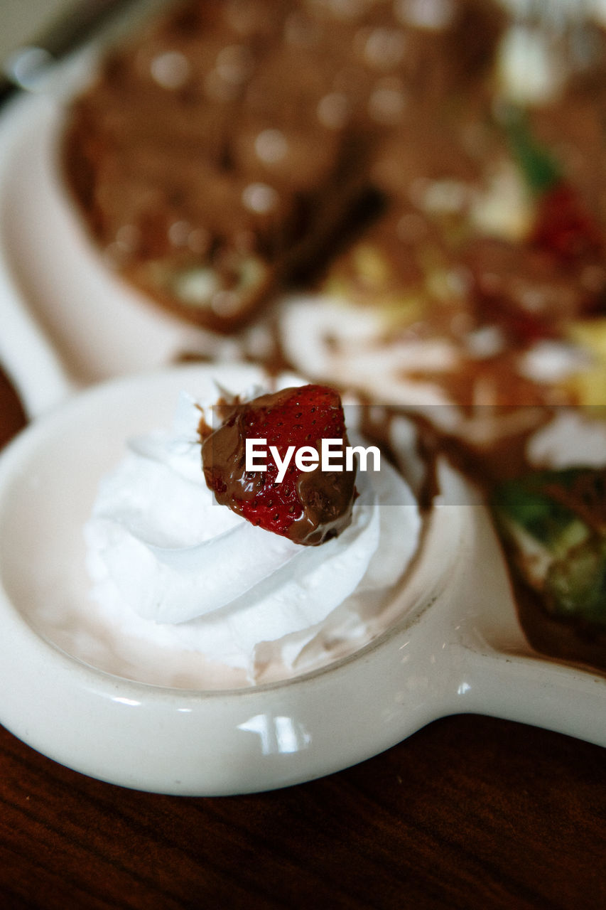 CLOSE-UP OF ICE CREAM IN PLATE