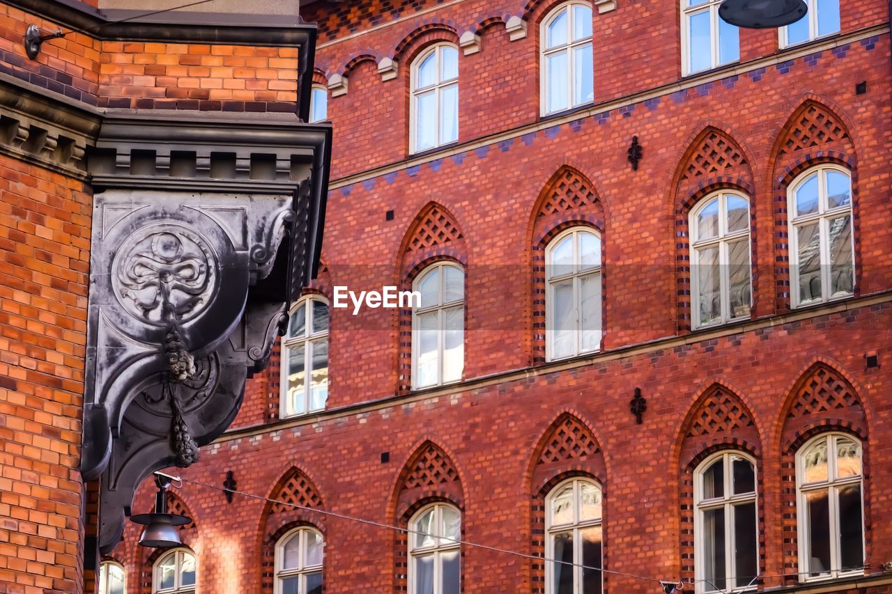 LOW ANGLE VIEW OF HISTORICAL BUILDING IN CITY