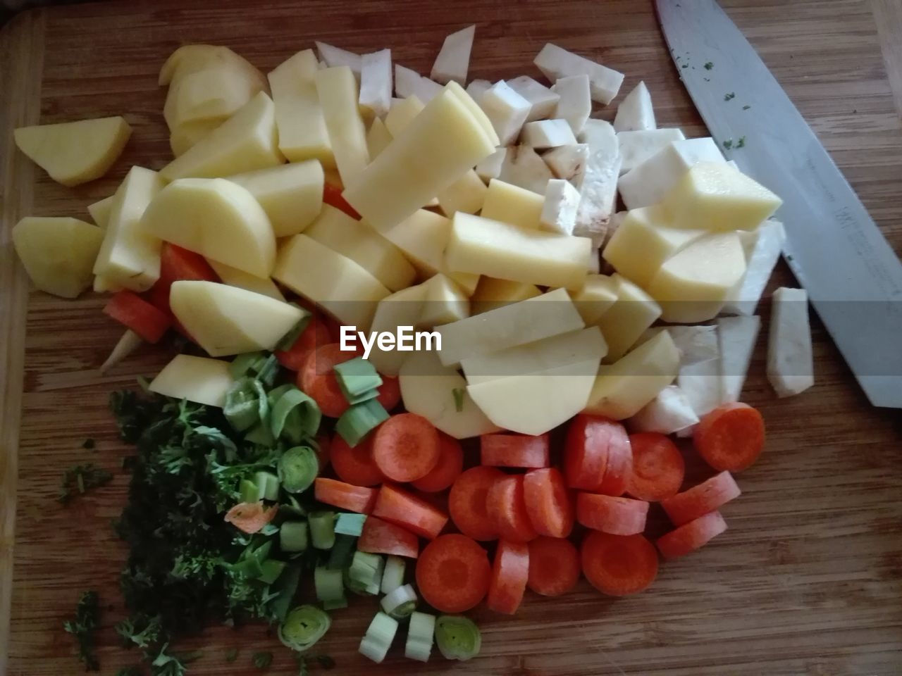 CLOSE-UP OF CHOPPED VEGETABLES ON TABLE