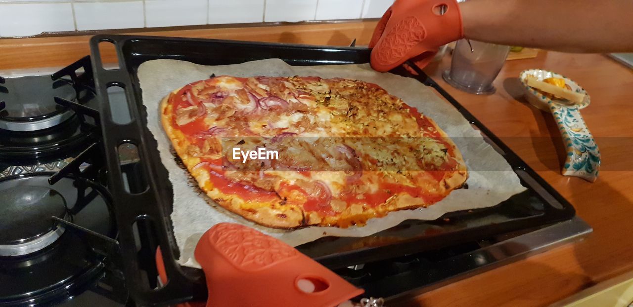 HIGH ANGLE VIEW OF PIZZA IN KITCHEN