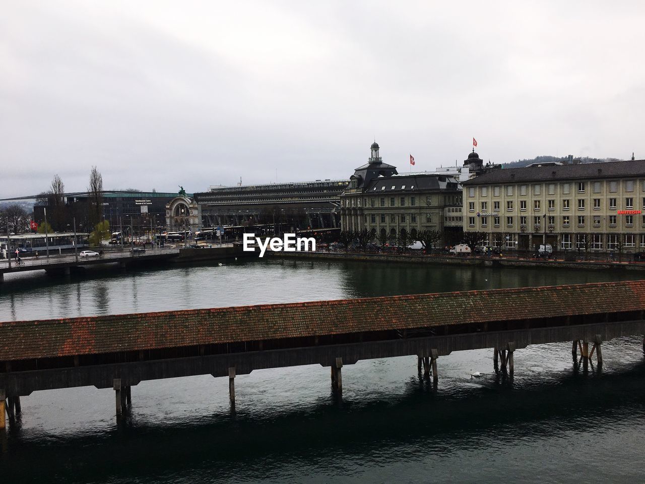 BRIDGE OVER RIVER AGAINST SKY IN CITY