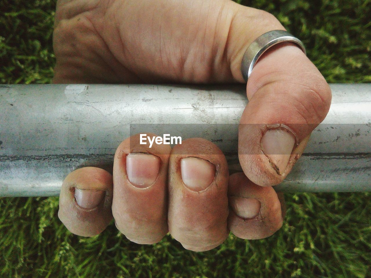 CLOSE-UP OF PERSON HOLDING HANDS