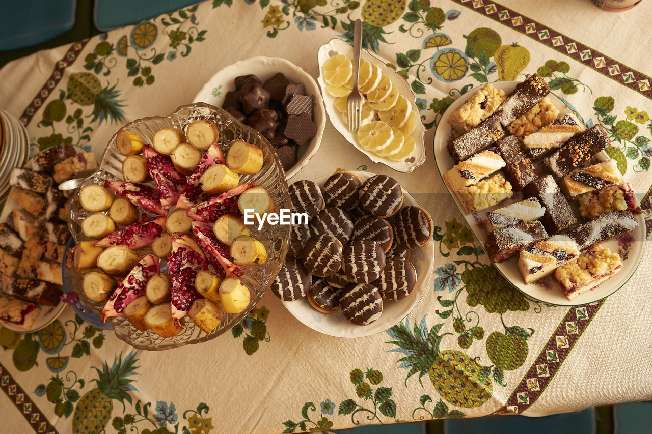 HIGH ANGLE VIEW OF FOOD SERVED ON TABLE