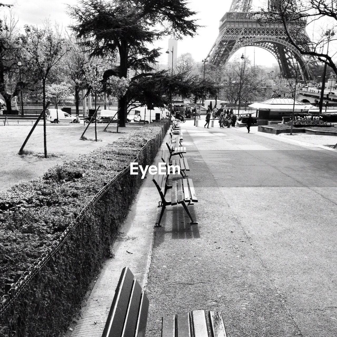 Park bench in front of eiffel tower