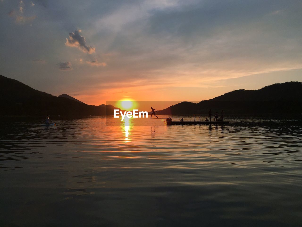 SCENIC VIEW OF SEA AGAINST SKY AT SUNSET