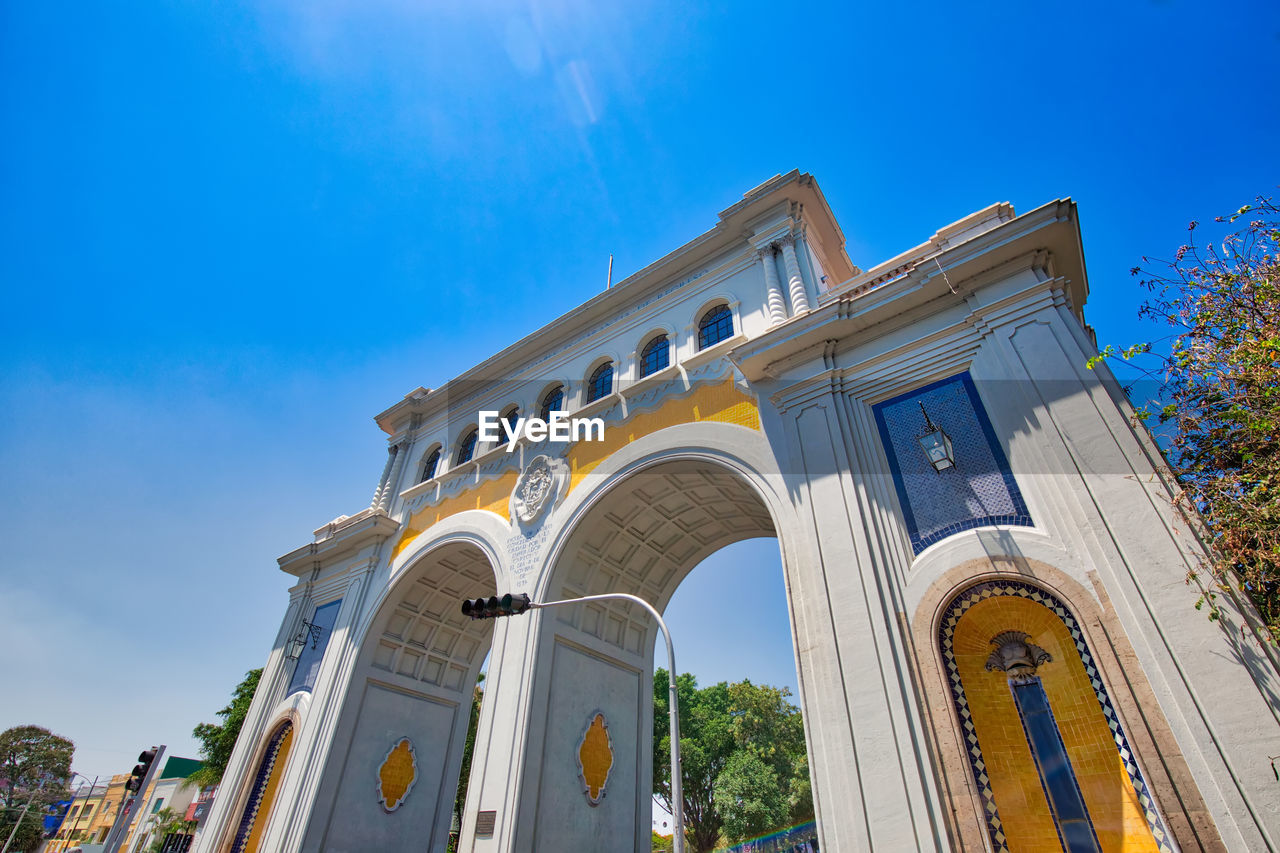 LOW ANGLE VIEW OF HISTORIC BUILDING AGAINST SKY