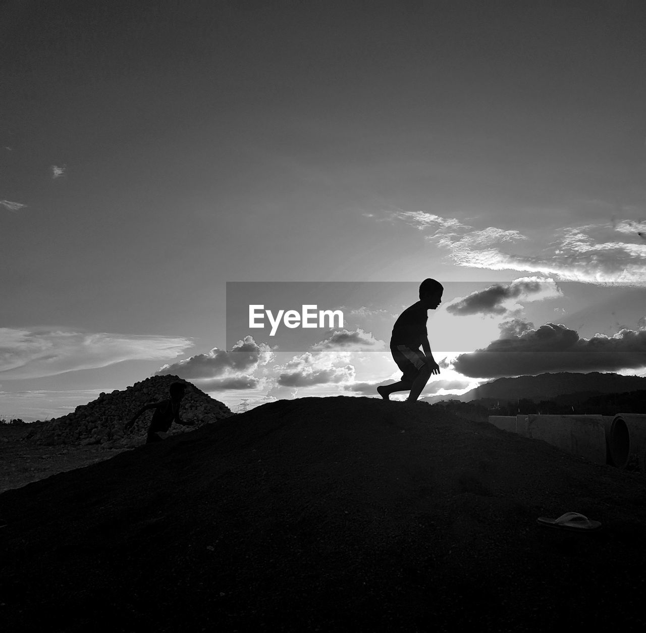 SILHOUETTE MAN STANDING ON MOUNTAIN AGAINST SKY DURING SUNSET