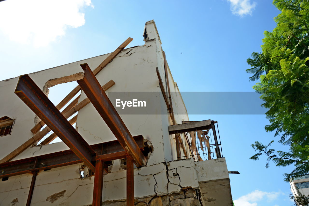 LOW ANGLE VIEW OF OLD CONSTRUCTION SITE AGAINST SKY