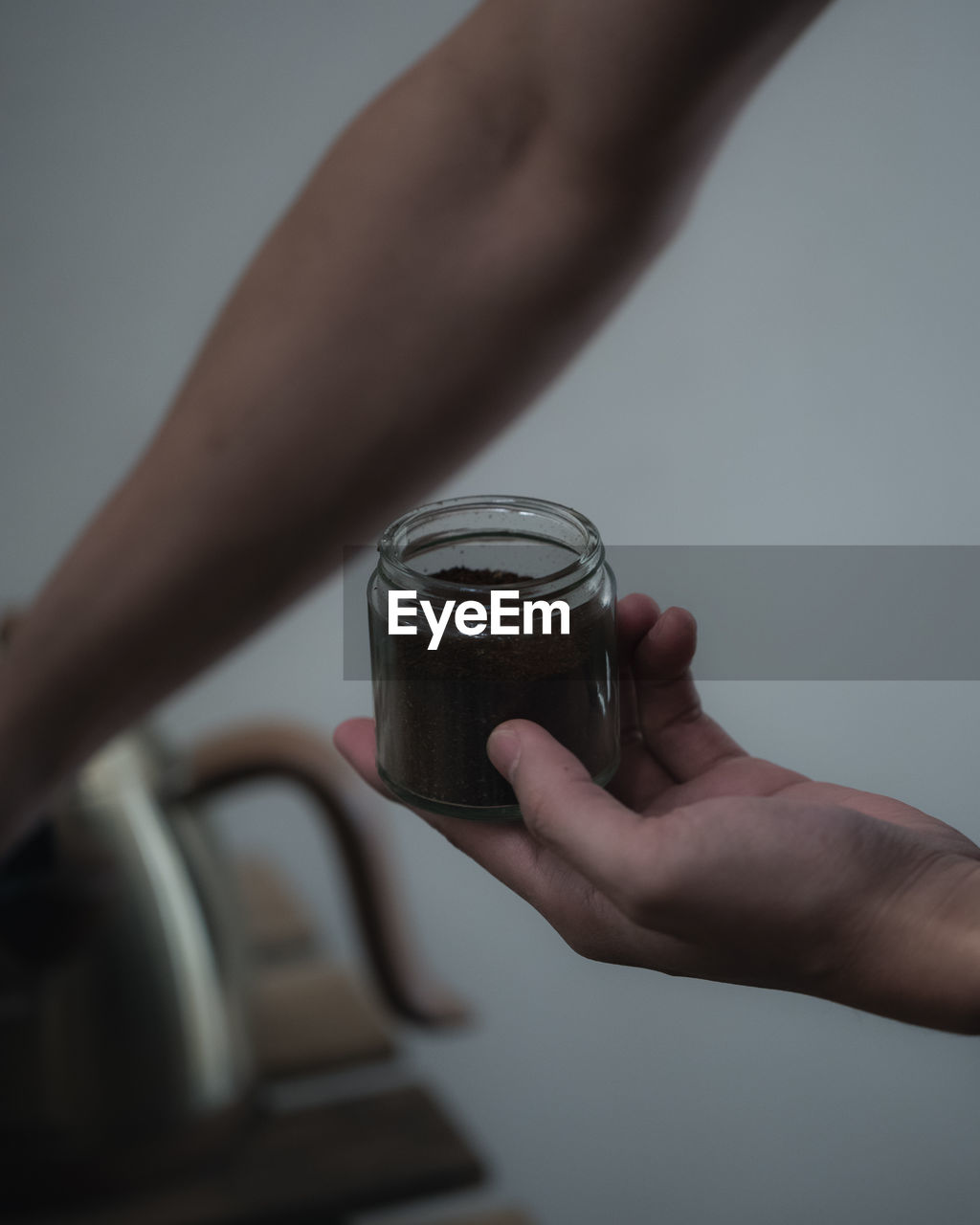 CROPPED IMAGE OF MAN HOLDING DRINK