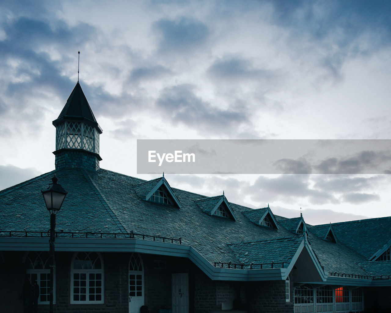 LOW ANGLE VIEW OF BUILDINGS AGAINST SKY