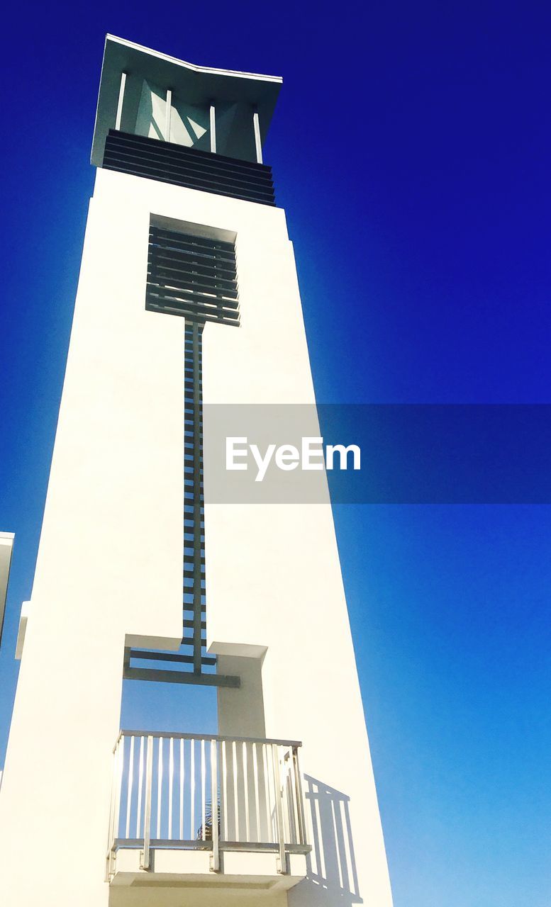 LOW ANGLE VIEW OF SKYSCRAPER AGAINST CLEAR SKY