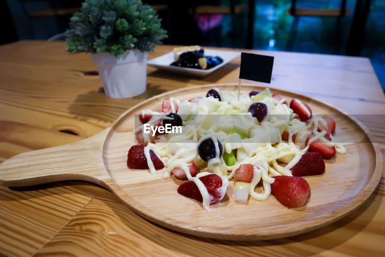 HIGH ANGLE VIEW OF FRUITS IN PLATE ON TABLE