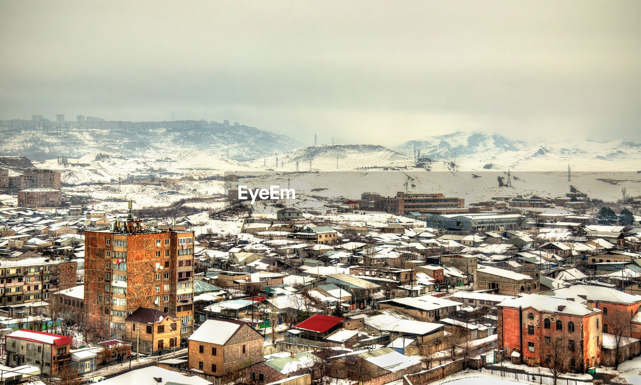 HIGH ANGLE VIEW OF BUILDINGS IN CITY