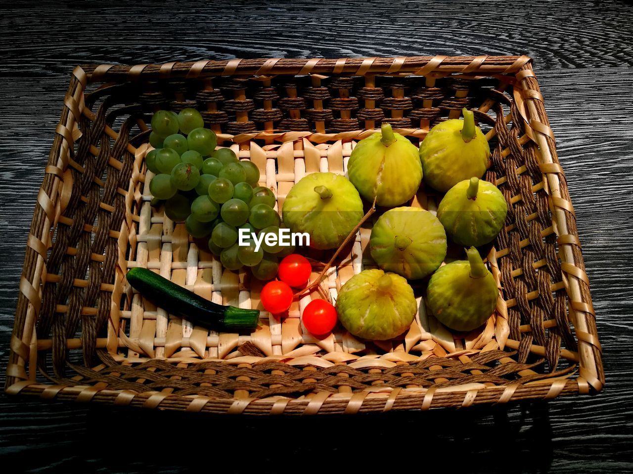 HIGH ANGLE VIEW OF GRAPES IN BASKET ON WICKER