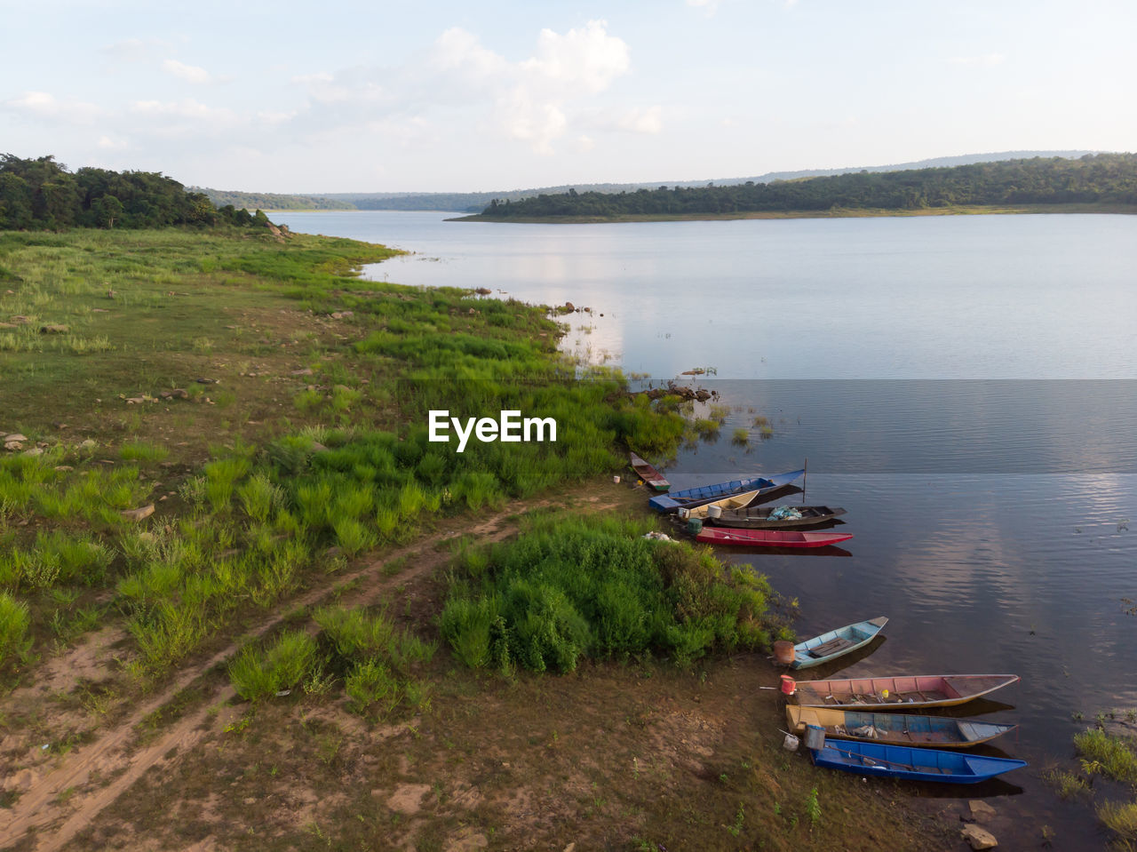 HIGH ANGLE VIEW OF BOATS MOORED IN WATER