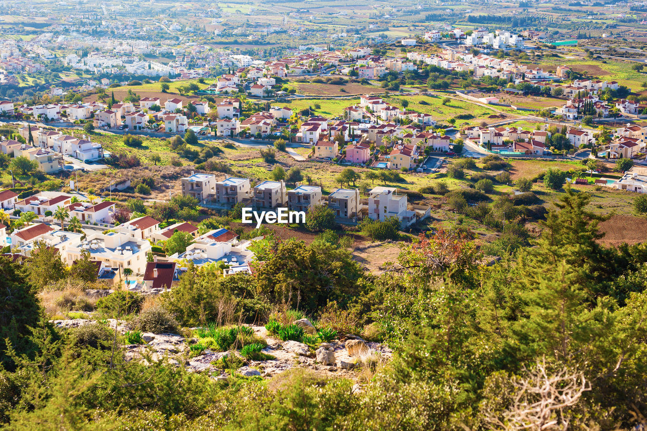 HIGH ANGLE VIEW OF TOWNSCAPE AND TREES