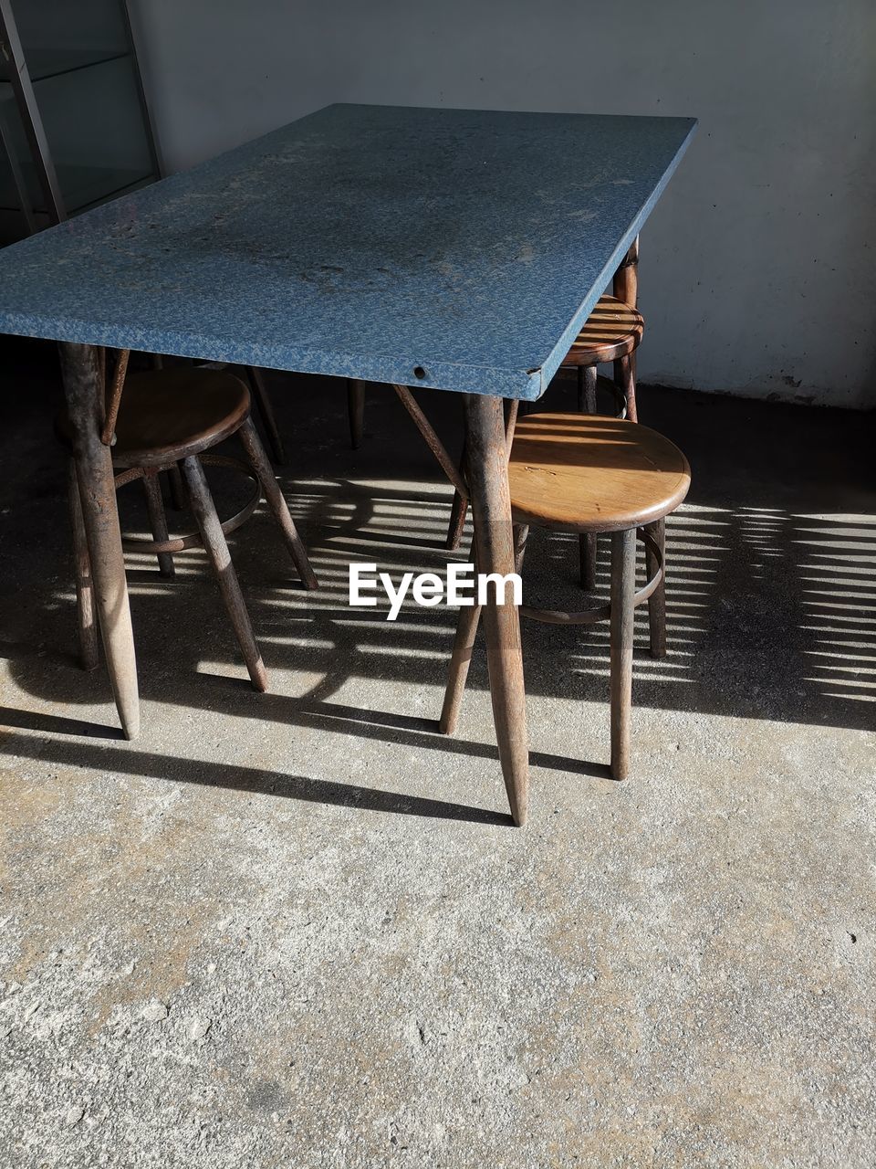 HIGH ANGLE VIEW OF EMPTY CHAIRS AND TABLE ON FLOOR
