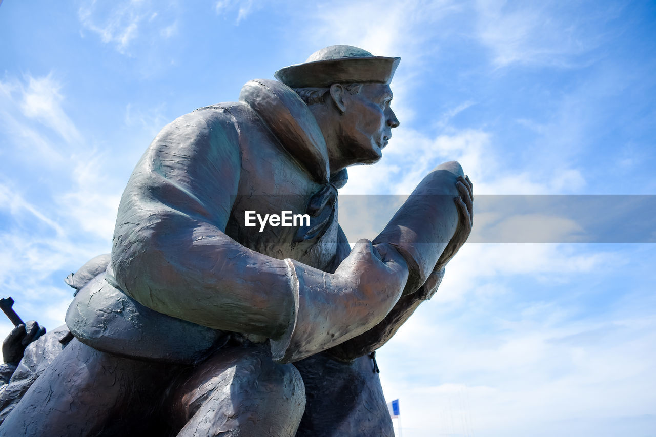 LOW ANGLE VIEW OF STATUES AGAINST SKY