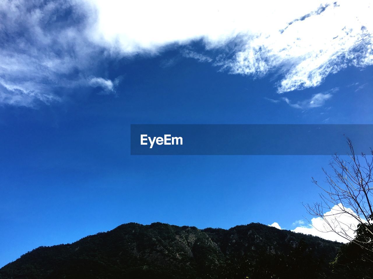 LOW ANGLE VIEW OF SILHOUETTE MOUNTAINS AGAINST SKY