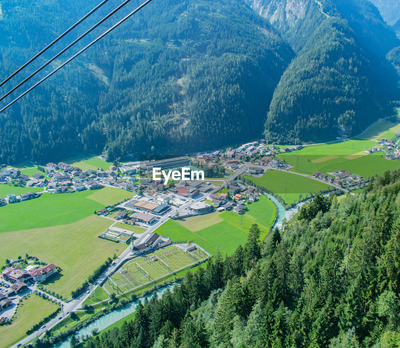 HIGH ANGLE VIEW OF AGRICULTURAL FIELD AGAINST HOUSES