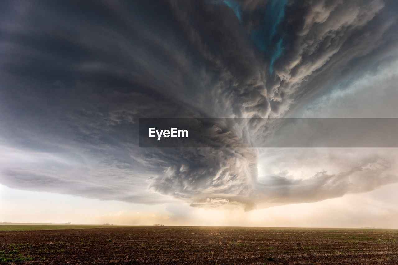 Dramatic storm cloud from a supercell thunderstorm near hereford, texas