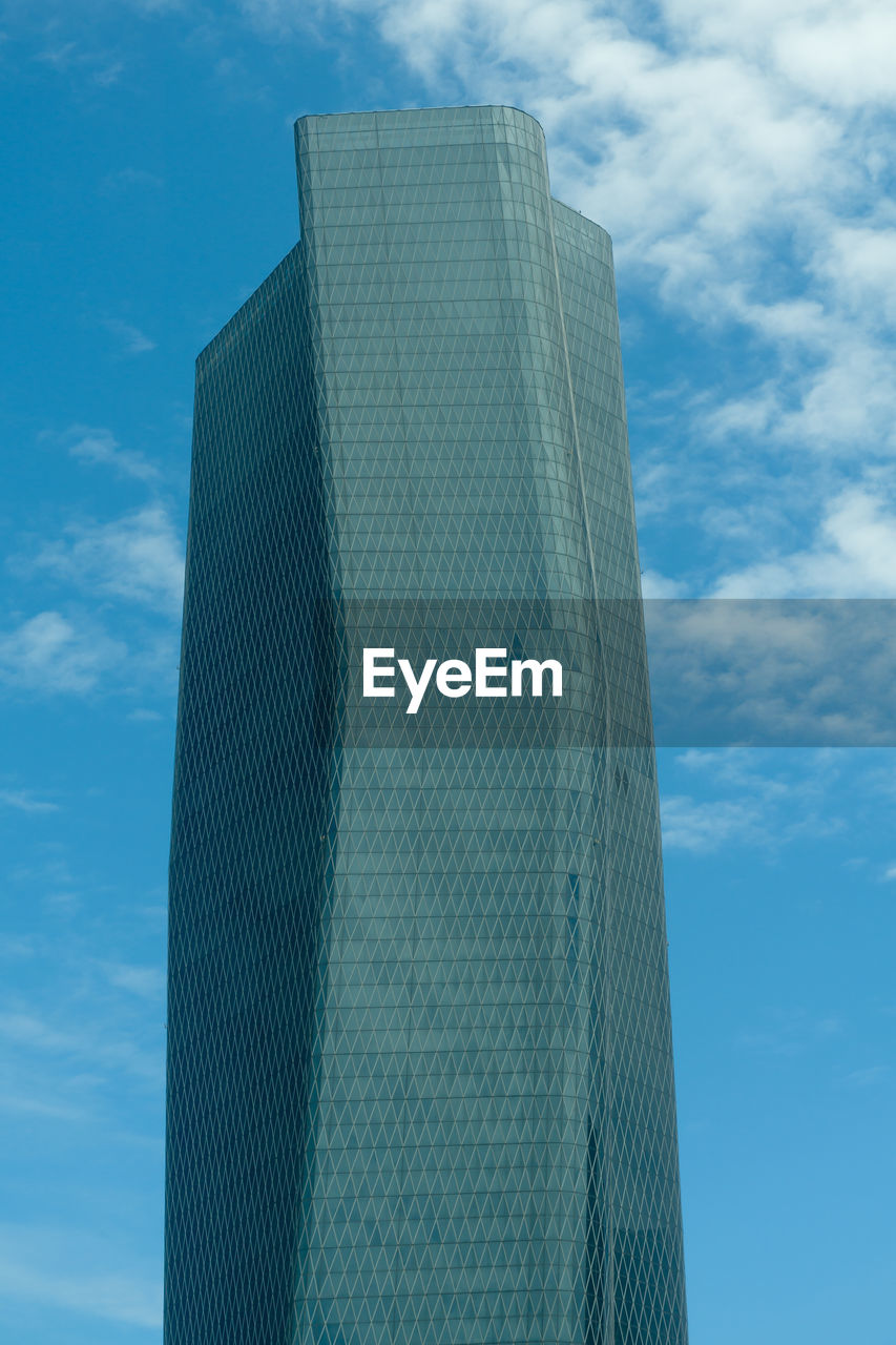 LOW ANGLE VIEW OF GLASS BUILDING AGAINST SKY