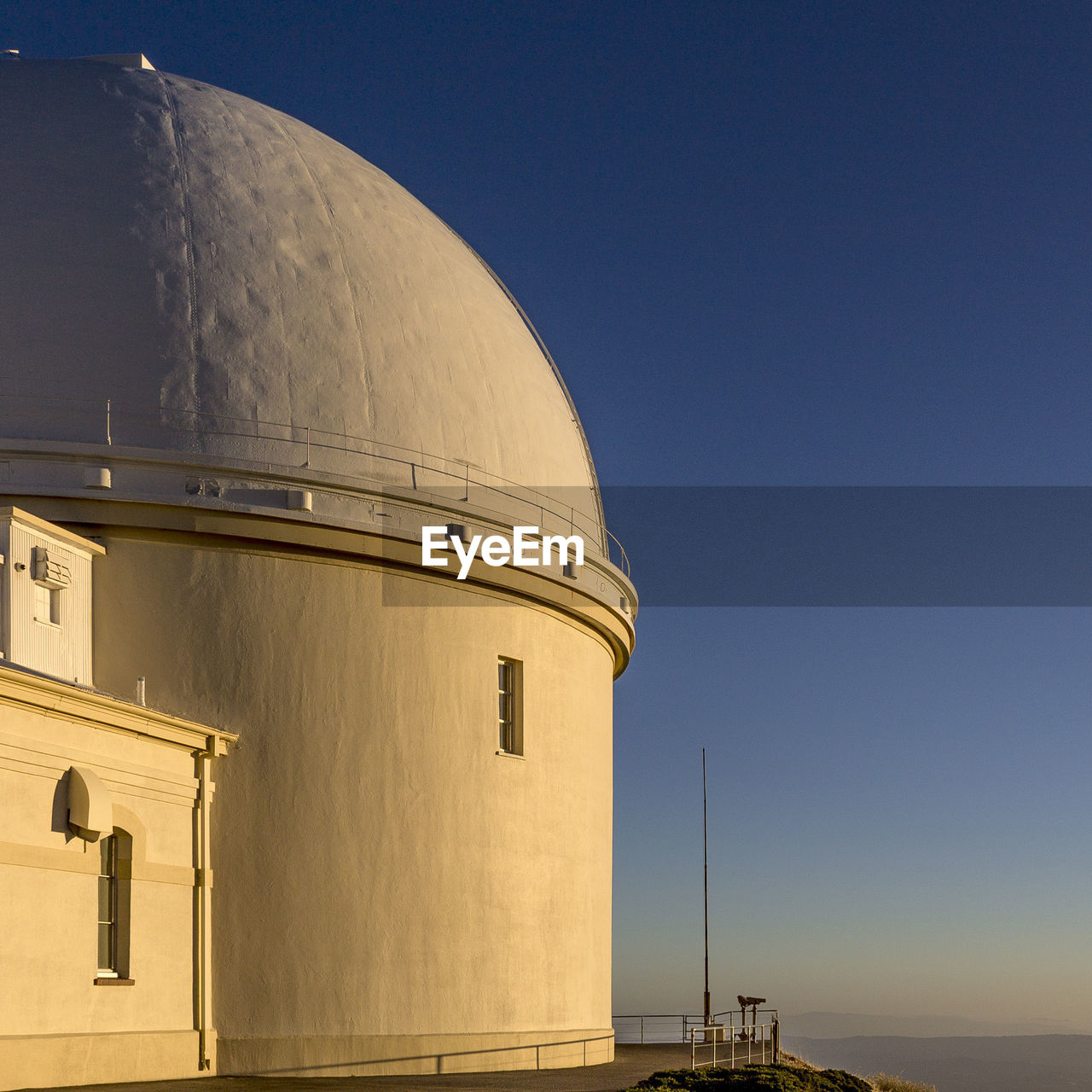 LOW ANGLE VIEW OF BUILT STRUCTURE AGAINST SKY