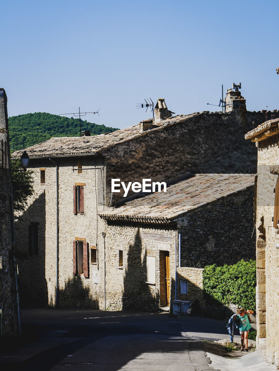 STREET AMIDST HOUSES AGAINST BUILDINGS IN CITY