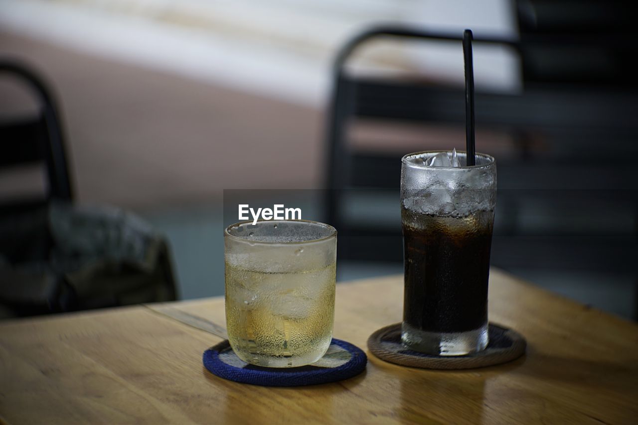 CLOSE-UP OF GLASS OF BEER ON TABLE