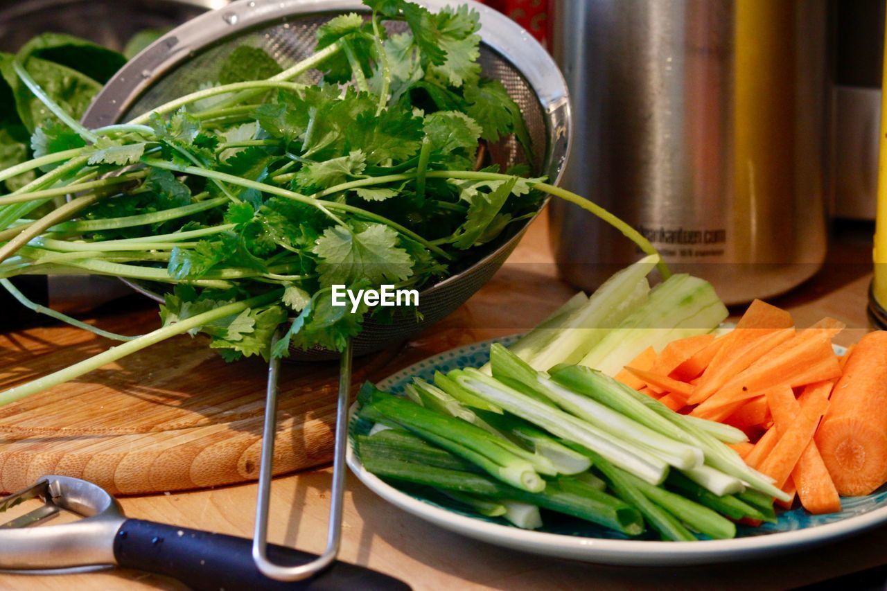 CLOSE-UP OF VEGETABLES IN BOWL