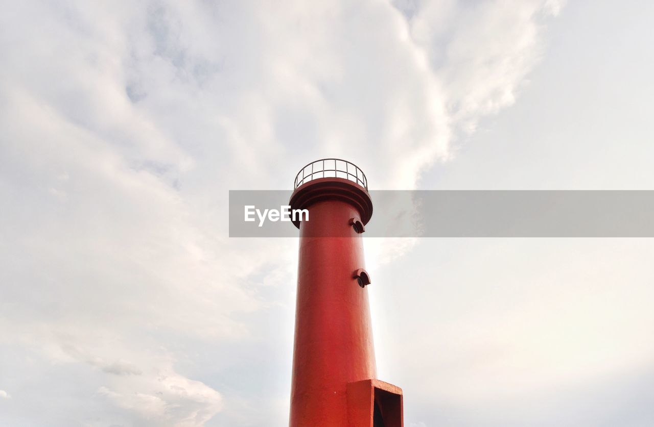LOW ANGLE VIEW OF LIGHTHOUSE AGAINST SKY AND CLOUDS
