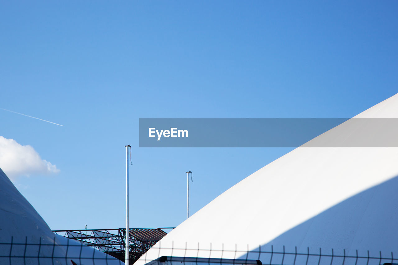 LOW ANGLE VIEW OF ROOF AGAINST SKY