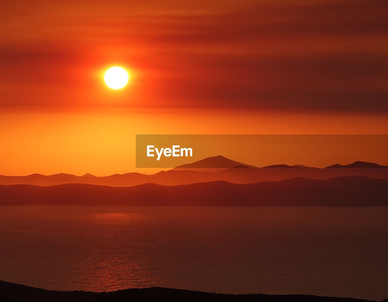 SCENIC VIEW OF SEA AGAINST SKY AT SUNSET