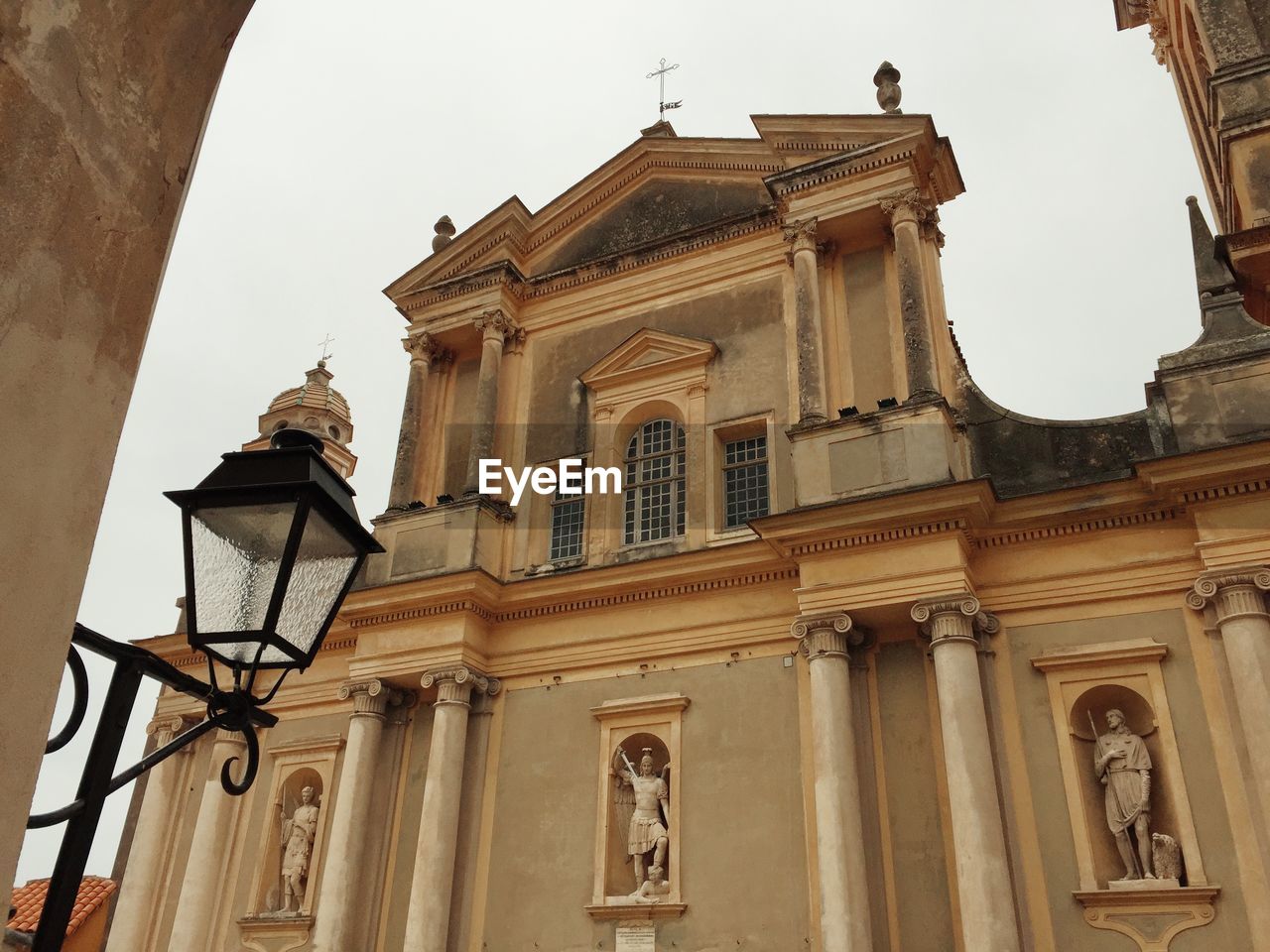 LOW ANGLE VIEW OF ORNATE BUILDING AGAINST SKY