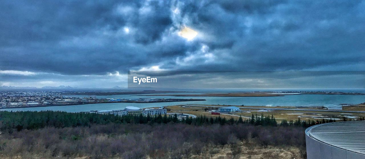 PANORAMIC VIEW OF BEACH AGAINST SKY