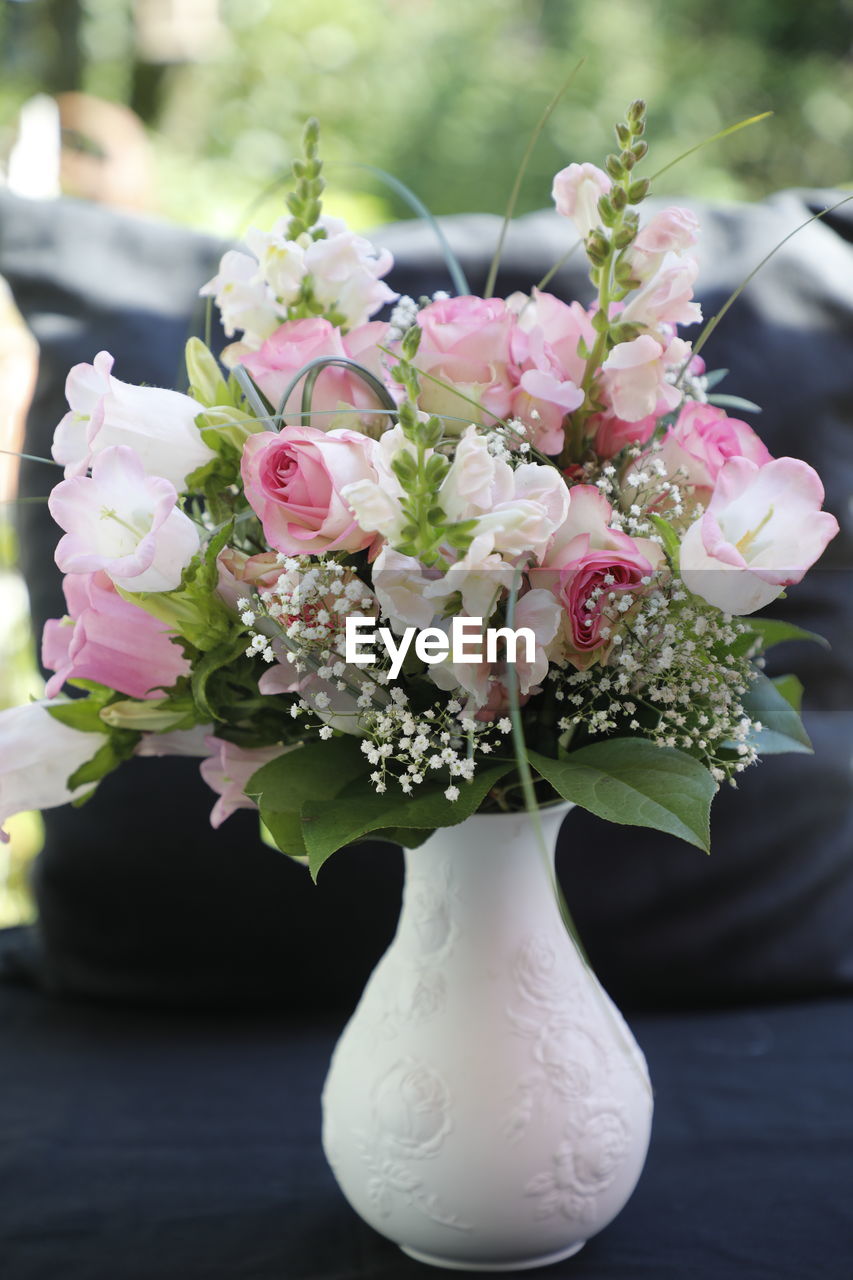 CLOSE-UP OF WHITE ROSE FLOWER VASE