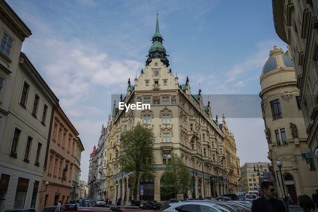 LOW ANGLE VIEW OF BUILDINGS IN CITY